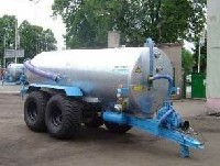 Beczkowóz z zamocowanymi specjalnymi poidłami jest dobrym sposobem na zaopatrzenie bydła w wodę.