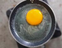 Jajecznica z jaja strusiego wystarczy na przyrządzenie sytego posiłku dla 6 osób.